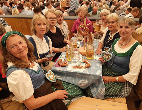 Fröhliche Herzl-Damen mit den Wiesn-Herzln um den Hals